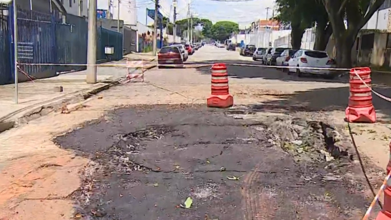 Asfalto volta a ceder após prefeitura fechar cratera na Zona Sul de São José dos Campos
