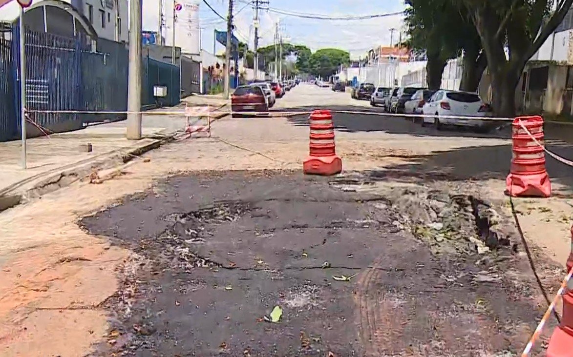 Asfalto volta a ceder após prefeitura fechar cratera na Zona Sul de São José dos Campos