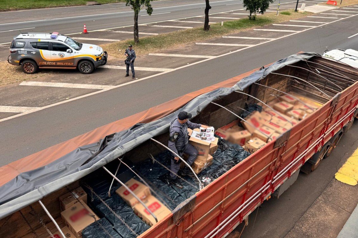 Motorista é preso por contrabando após apreensão de mais de 50 mil maços de cigarros em rodovia do interior de SP