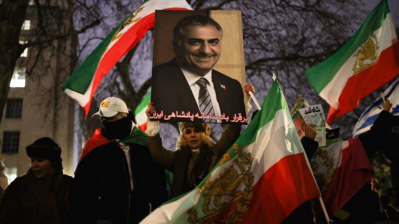 ‘Momento de voltar às ruas está próximo’, diz Reza Pahlavi; quem é o filho de ditador que se apresenta como príncipe herdeiro
