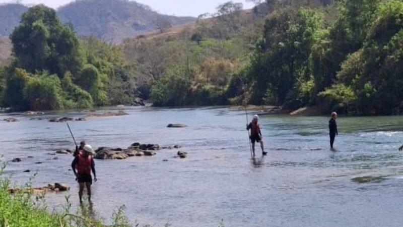 Bombeiros fazem buscas por jovem que escorregou e se afogou em cachoeira em Astolfo Dutra