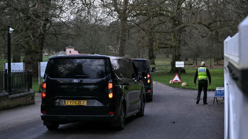 Polícia britânica retoma buscas em endereços ligados a ex-príncipe Andrew em meio a investigação sobre ligações com Epstein