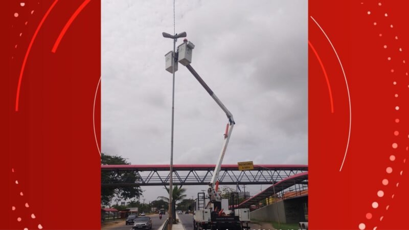 Após reclamações, iluminação de passarela em frente à Unifap passa por reparos em Macapá