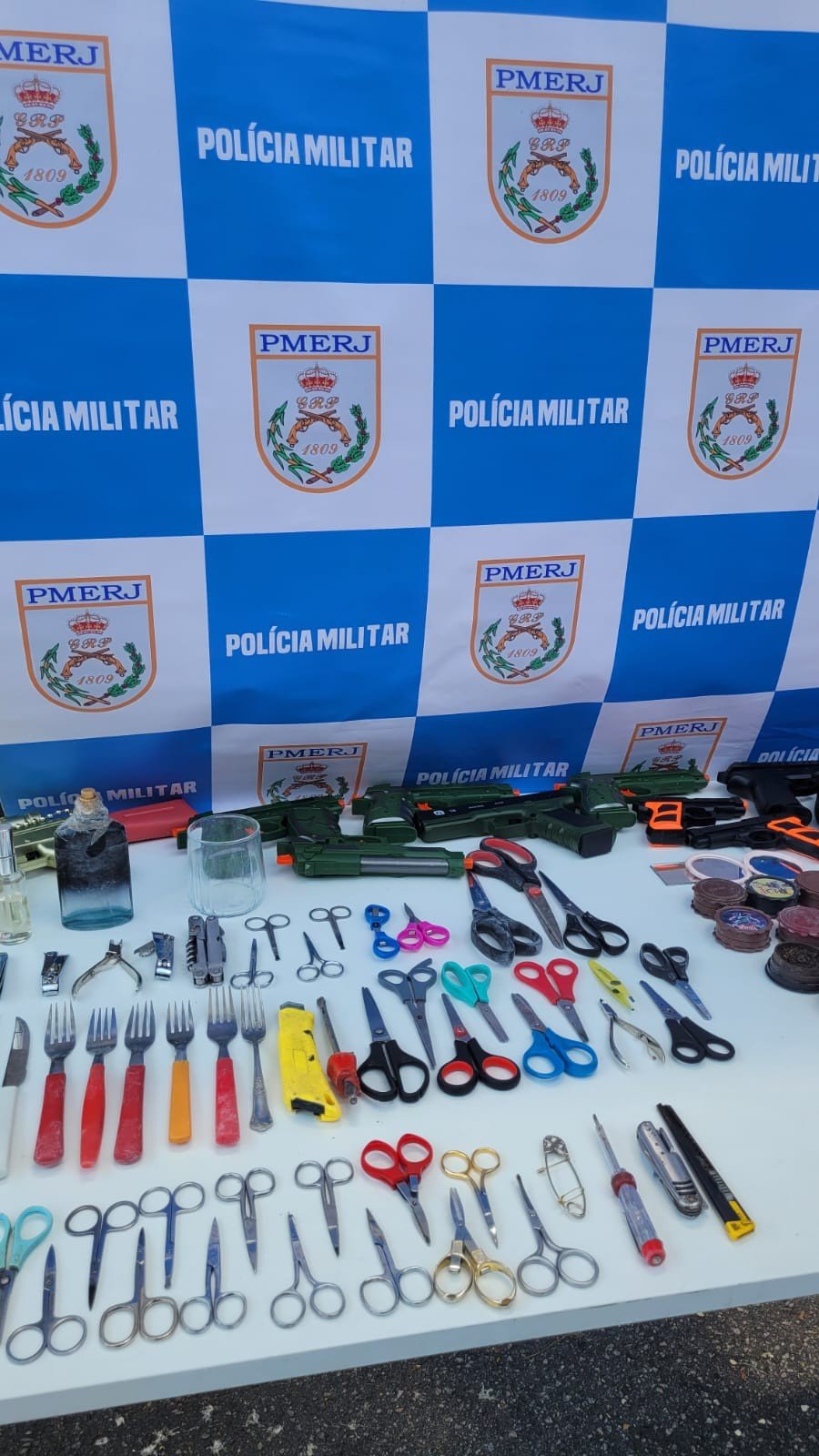 PM apreende objetos cortantes em patrulha no Cordão do Bola Preta