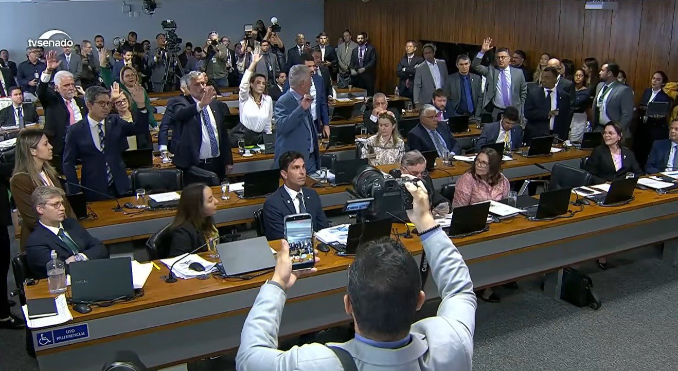 VÍDEOS mostram momento da confusão na CPI do INSS após aprovação de quebra de sigilo de Lulinha