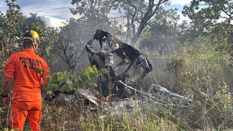 Avião cai e pega fogo logo após decolagem, em Formosa