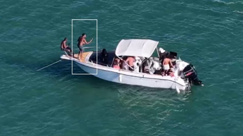 Drone da Polícia Militar flagra chefe do tráfico de Belford Roxo dançando em lancha pouco antes de ser preso em Cabo Frio