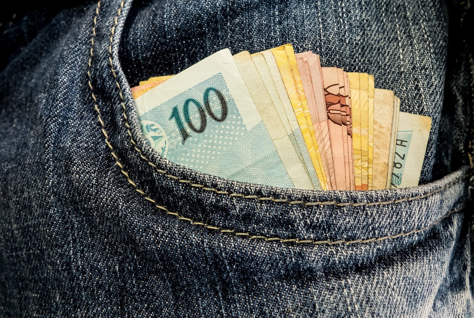 Ipsos: Brasileiros têm segurança nas finanças hoje, mas mantêm pé atrás em relação aos próximos meses