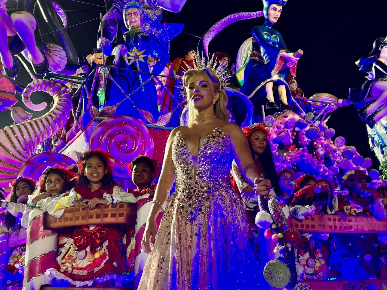 Sexta-feira 13: Fabi Bang, a Glinda de Wicked, celebra ‘energia feminina das bruxas’ como destaque da Colorado do Brás