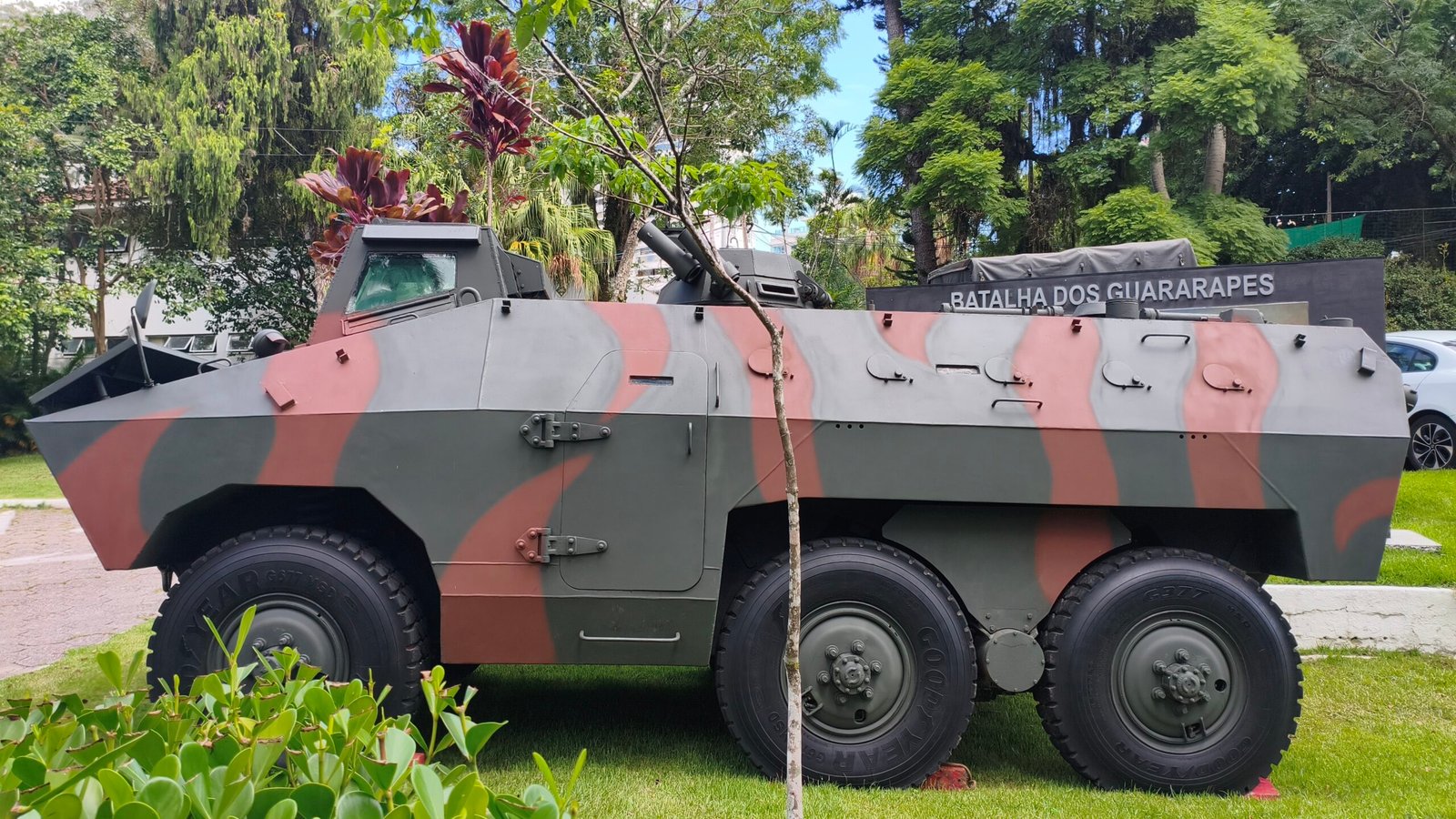 PM de SC passa a contar com blindado que pode andar na água e suporta tiros de fuzil; VÍDEO