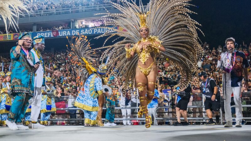 FOTOS: veja as fantasias de rainhas e musas no 2º dia de desfiles em SP