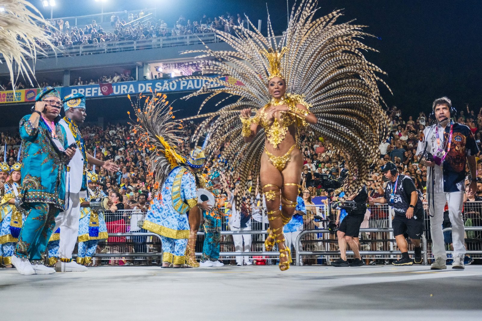 FOTOS: veja as fantasias de rainhas e musas no 2º dia de desfiles em SP