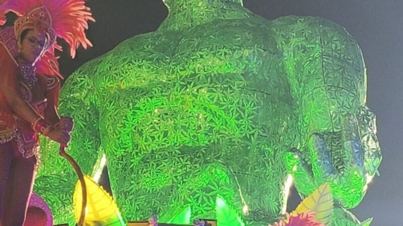 Profissionais do sexo e bonecão de maconha: carro da Águia de Ouro celebra liberdades de Amsterdã