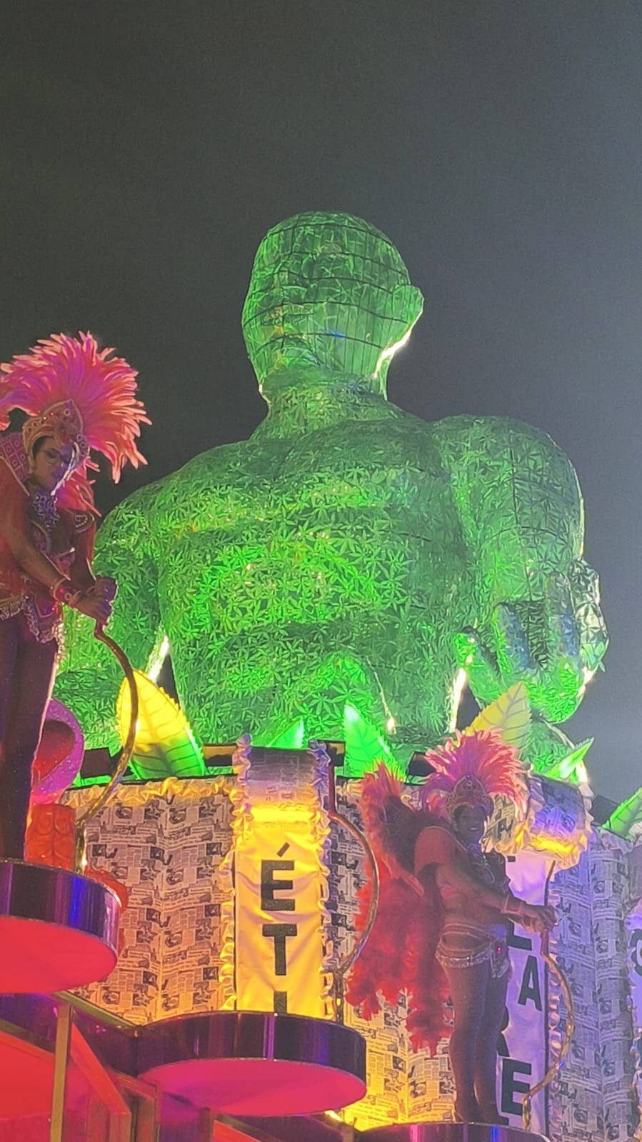 Profissionais do sexo e bonecão de maconha: carro da Águia de Ouro celebra liberdades de Amsterdã