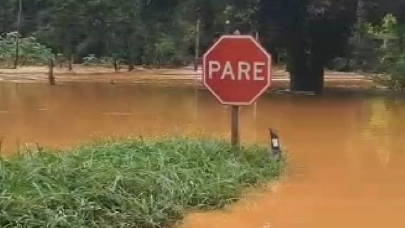 Matias Barbosa tem estrada fechada após temporal; grávida é resgatada de barco