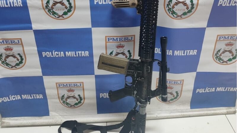 Confronto entre policiais e suspeitos termina com apreensão de fuzil em Araruama