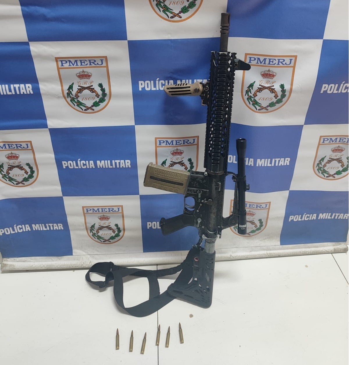 Confronto entre policiais e suspeitos termina com apreensão de fuzil em Araruama