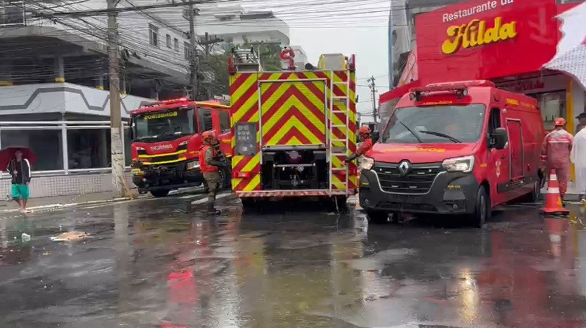 Vídeo mostra resgate de mulher que ficou presa por quatro horas após desabamento de um restaurante em Cabo Frio