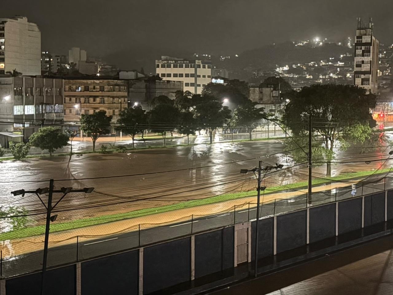 Prefeitura de Juiz de Fora suspende aulas após temporal causar rastro de destruição