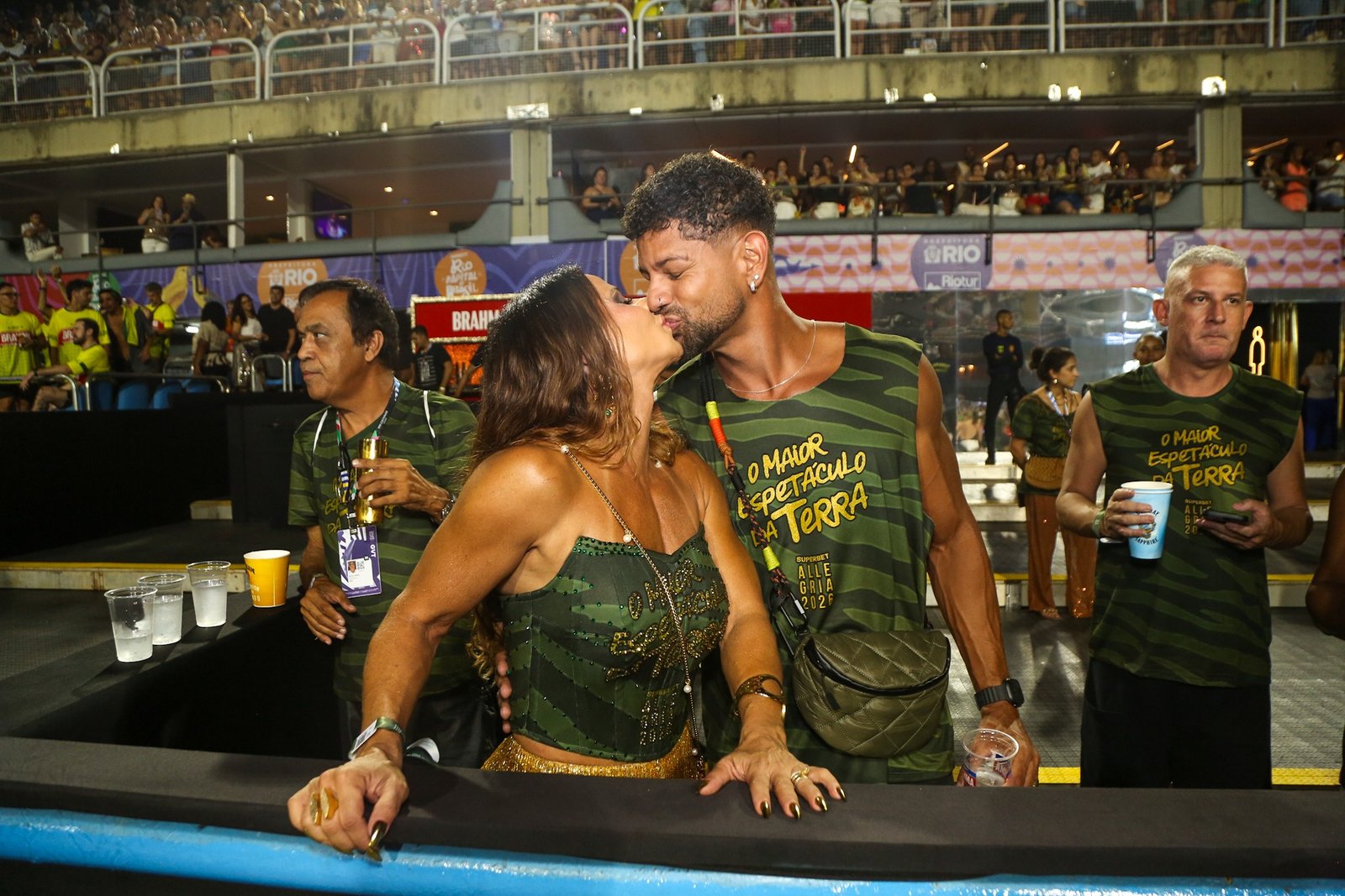 FOTOS: famosos beijam muito durante o carnaval 2026