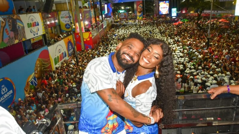 Erika Januza curte carnaval em Salvador em clima de romance com Arlindinho
