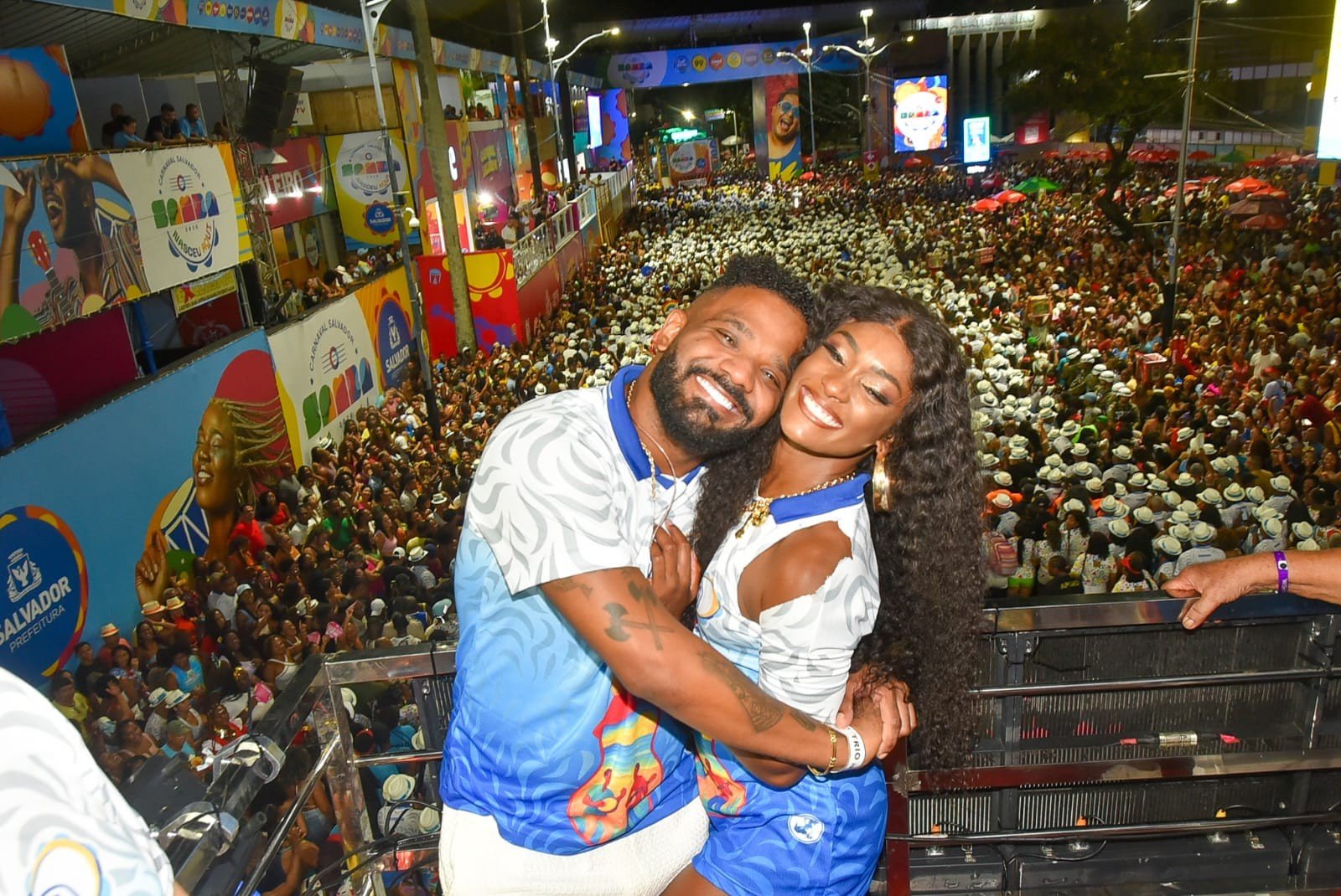 Erika Januza curte carnaval em Salvador em clima de romance com Arlindinho