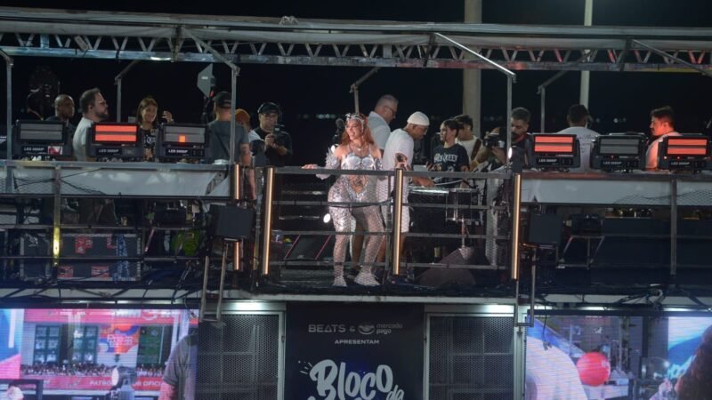 VÍDEO: Anitta aciona corpo de Bombeiros após desmaio de folião