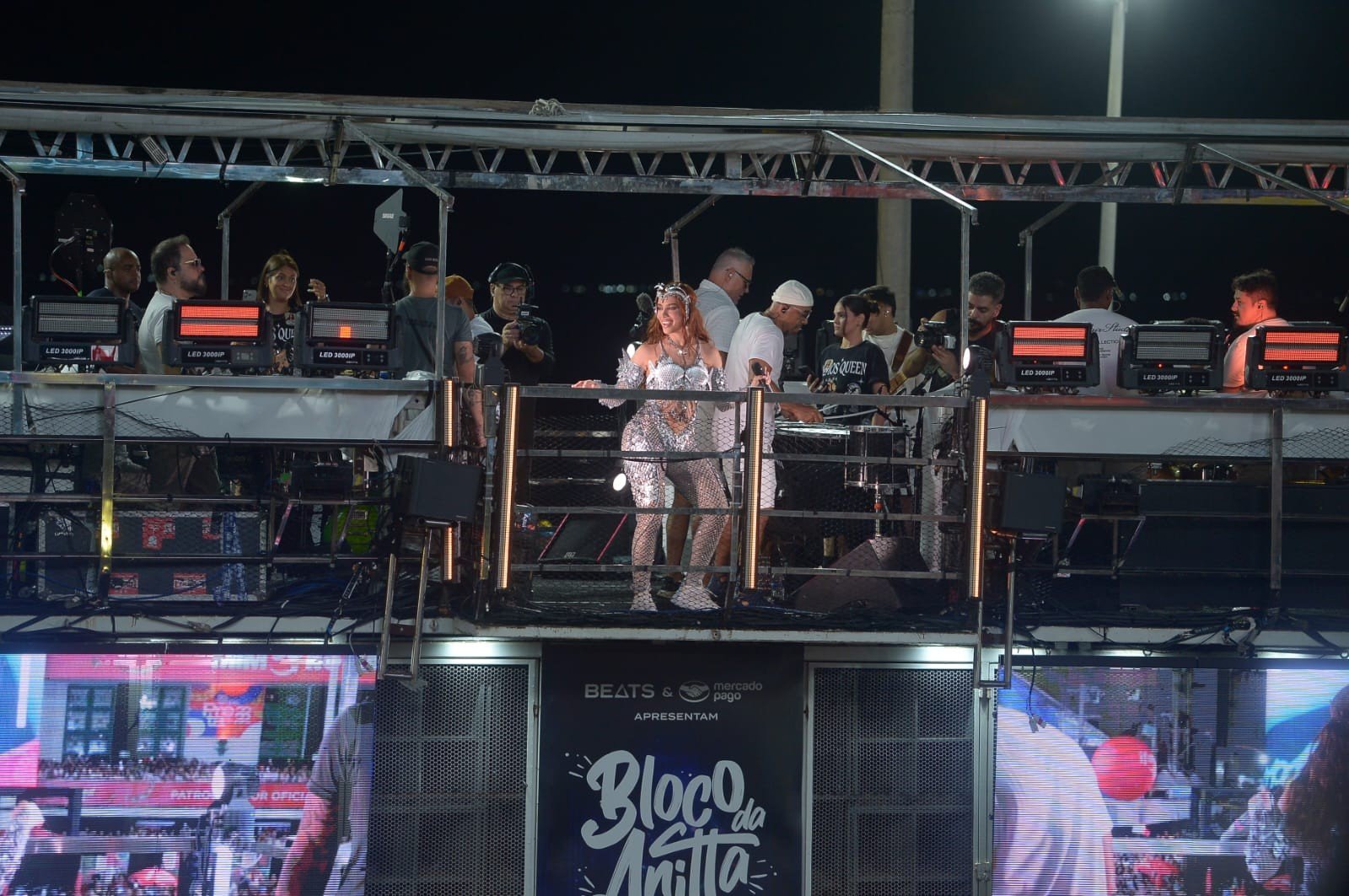 VÍDEO: Anitta aciona corpo de Bombeiros após desmaio de folião