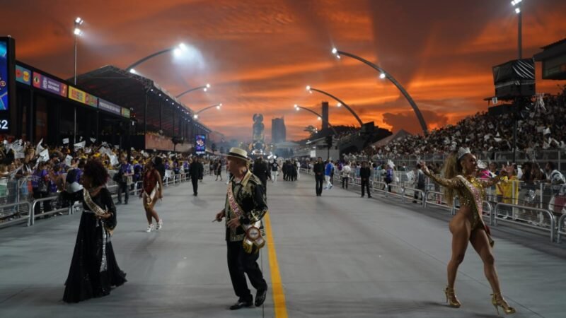 Óleo na pista após desfile da Acadêmicos do Tatuapé provoca atraso e faz Vai-Vai entrar na avenida com o dia amanhecendo