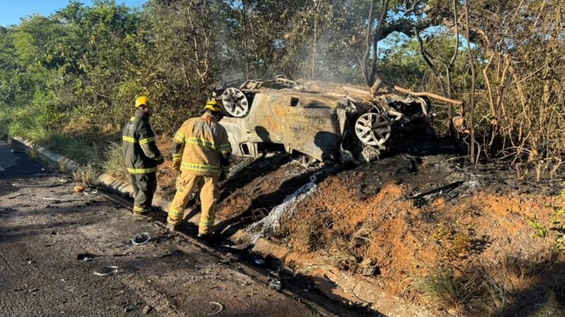 Homem morre e esposa dele e as duas filhas do casal ficam feridas em acidente na MGC-135