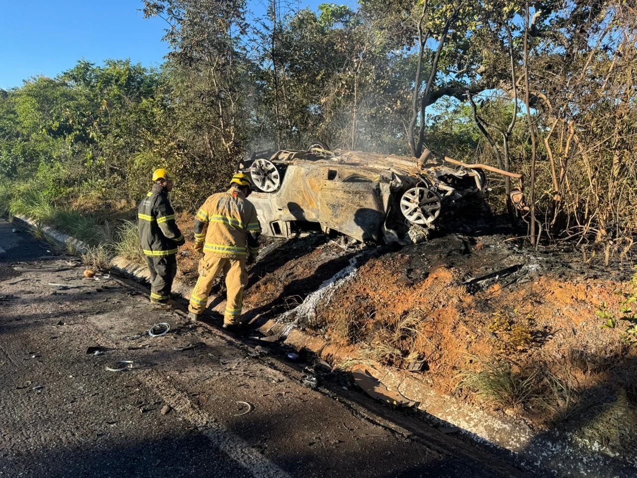 Homem morre e esposa dele e as duas filhas do casal ficam feridas em acidente na MGC-135