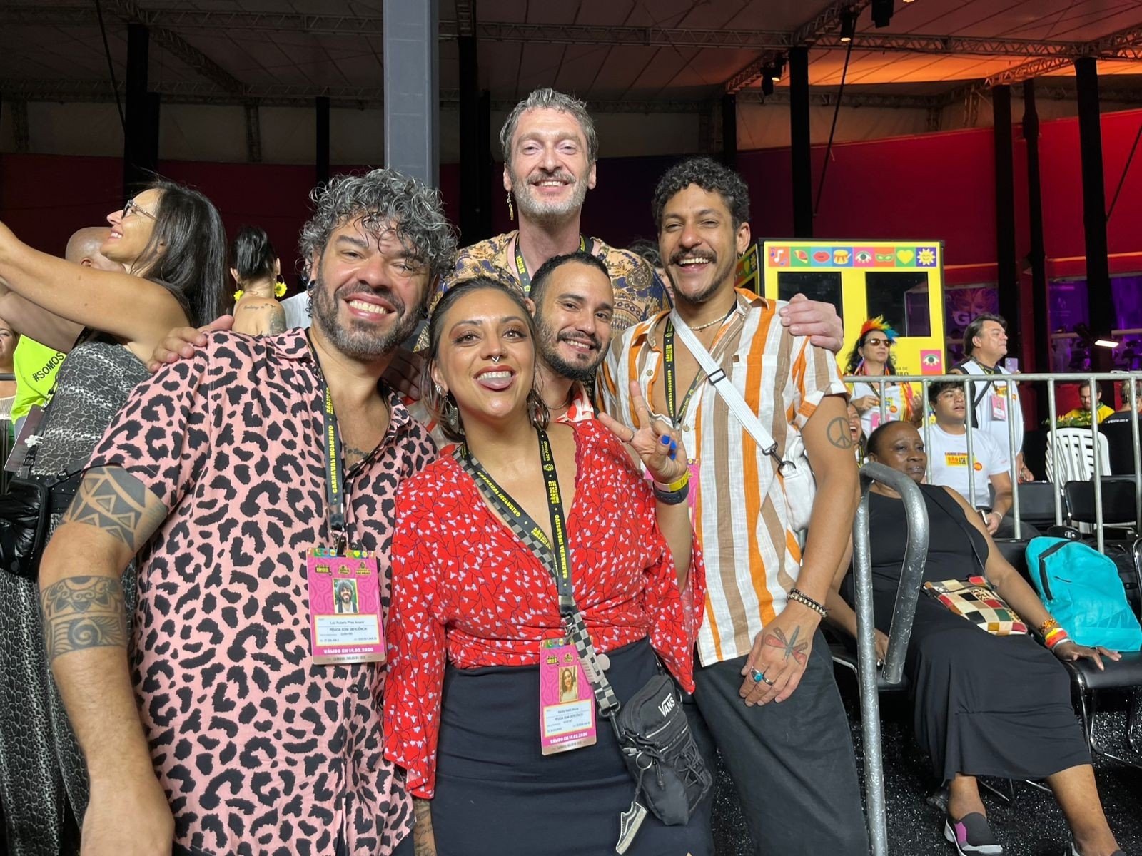 Inclusão na avenida: amigos surdos, 4 irmãos cegos e um menino autista vivem carnaval em área inclusiva no Sambódromo