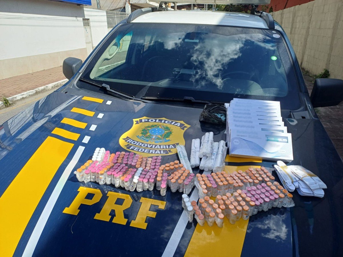 PRF apreende medicamentos contrabandeados na Via Dutra, em Itatiaia