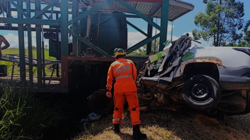 Jovem morre preso às ferragens após batida frontal com caminhão em MG