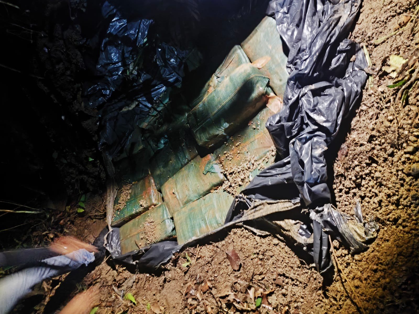 Polícia encontra 500 kg de cocaína enterrados após apreensão de avião em Dueré