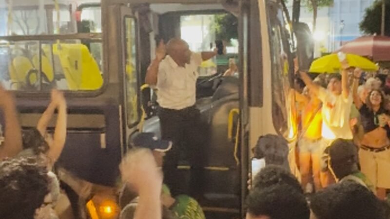 ‘Preso’ em bloco de carnaval em MG, motorista de ônibus entra na folia e viraliza