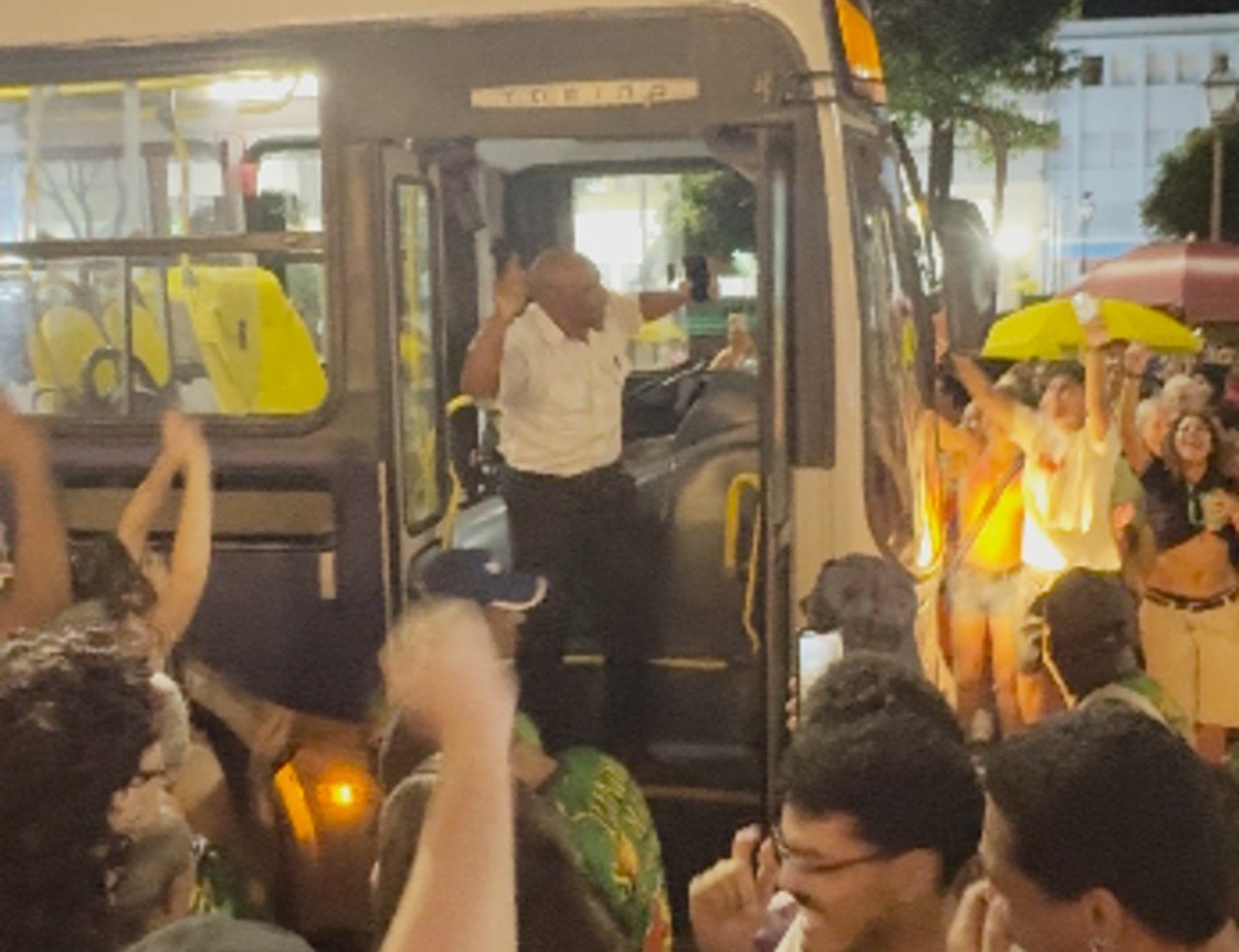 ‘Preso’ em bloco de carnaval em MG, motorista de ônibus entra na folia e viraliza