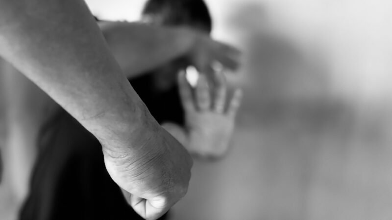 Mulher é agredida pelo marido ao jogar maconha dele fora para proteger as filhas em Coronel Fabriciano