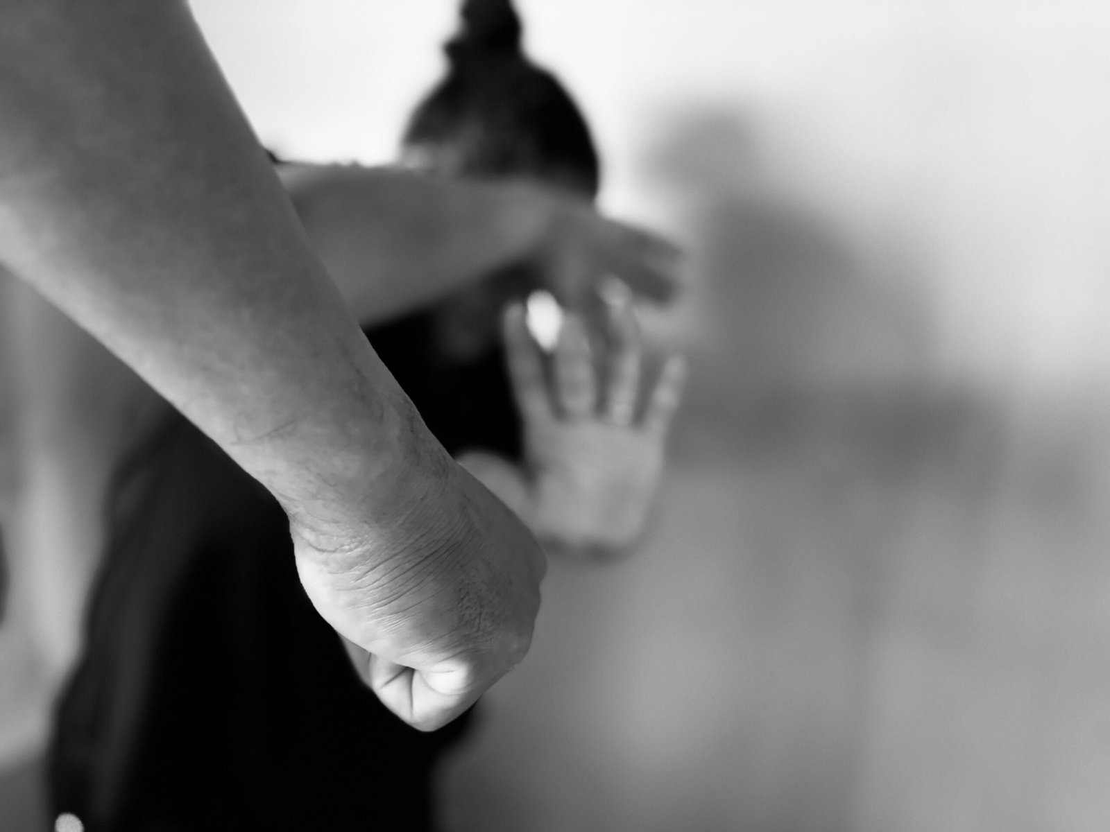 Mulher é agredida pelo marido ao jogar maconha dele fora para proteger as filhas em Coronel Fabriciano