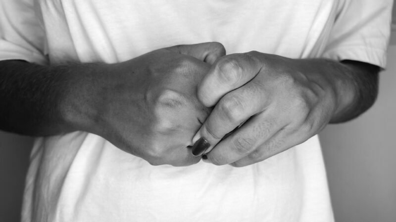 Violência psicológica contra mulheres na internet aumentou mais de 20% em 2025, diz ISP