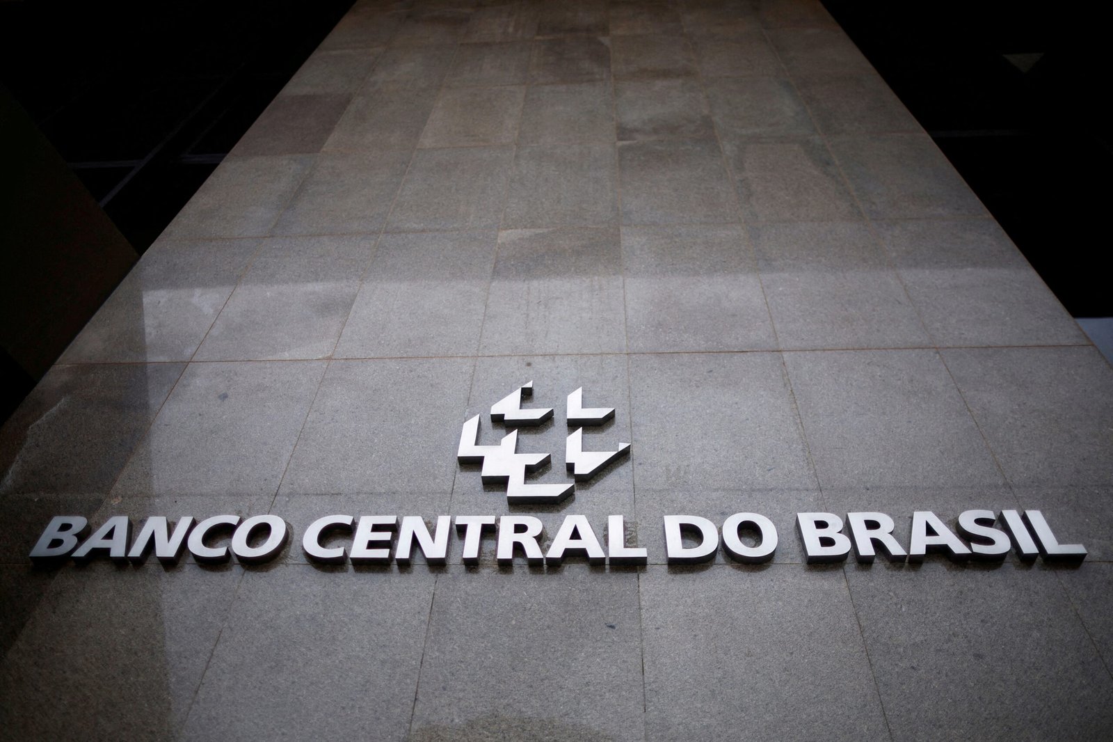 BC deve cortar juros pela 1ª vez em quase dois anos nesta quarta, mas disparada do petróleo freia intensidade