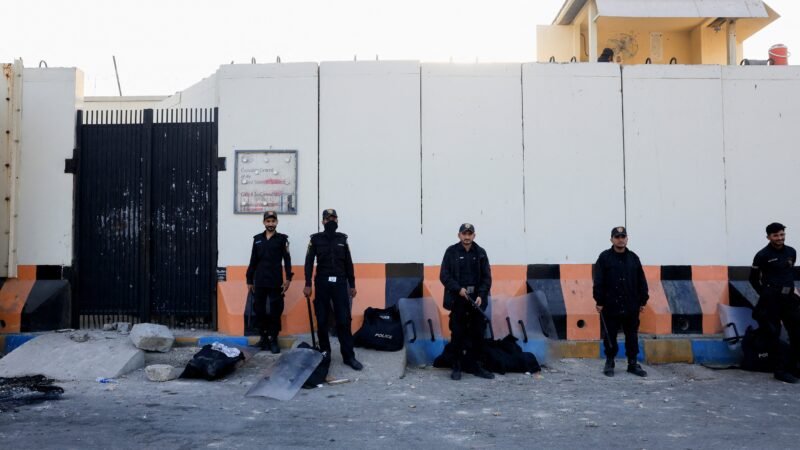 Fuzileiros navais dos EUA atiraram contra manifestantes que invadiram  consulado em Karachi, diz agência