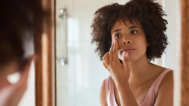 O que o estresse faz com a sua pele — e como lidar com isso