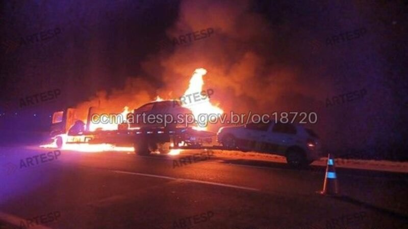 Guincho de concessionária pega fogo durante transporte de carros em rodovia de Tatuí