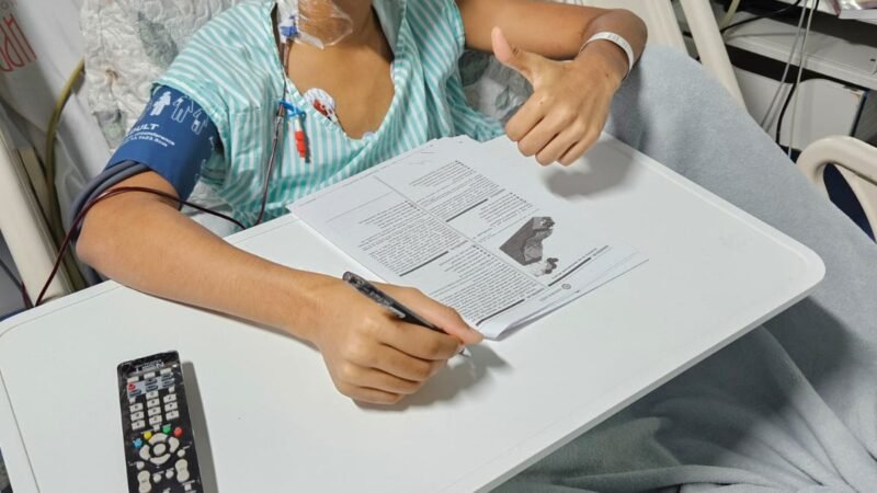 Jovem que passou em medicina em três universidades públicas após fazer Enem no hospital acredita que experiência como paciente vai ajudar na profissão
