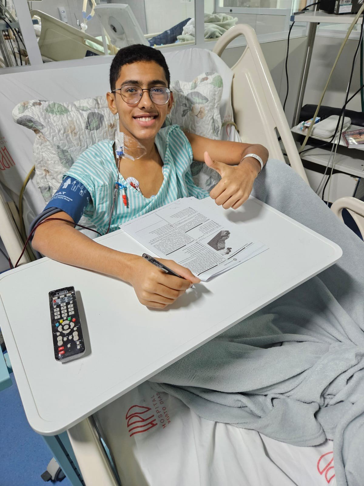 Jovem que passou em medicina em três universidades públicas após fazer Enem no hospital acredita que experiência como paciente vai ajudar na profissão