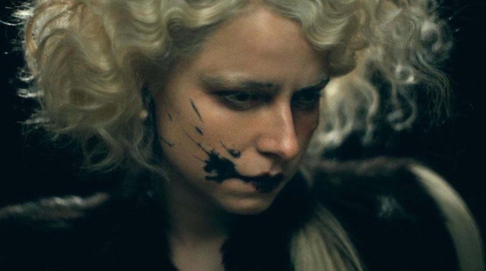 ‘A Noiva!’ reimagina clássico de ‘Frankenstein’ de forma ousada e intensa; g1 já viu