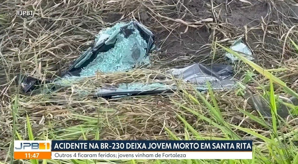 Acidente com van na BR-230, em Santa Rita, deixa um jovem morto e outros feridos
