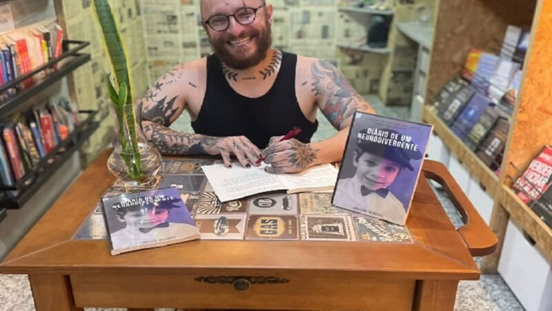 Escritor que vive na estrada em uma Kombi passa por Cabo Frio e doa livros a bibliotecas públicas