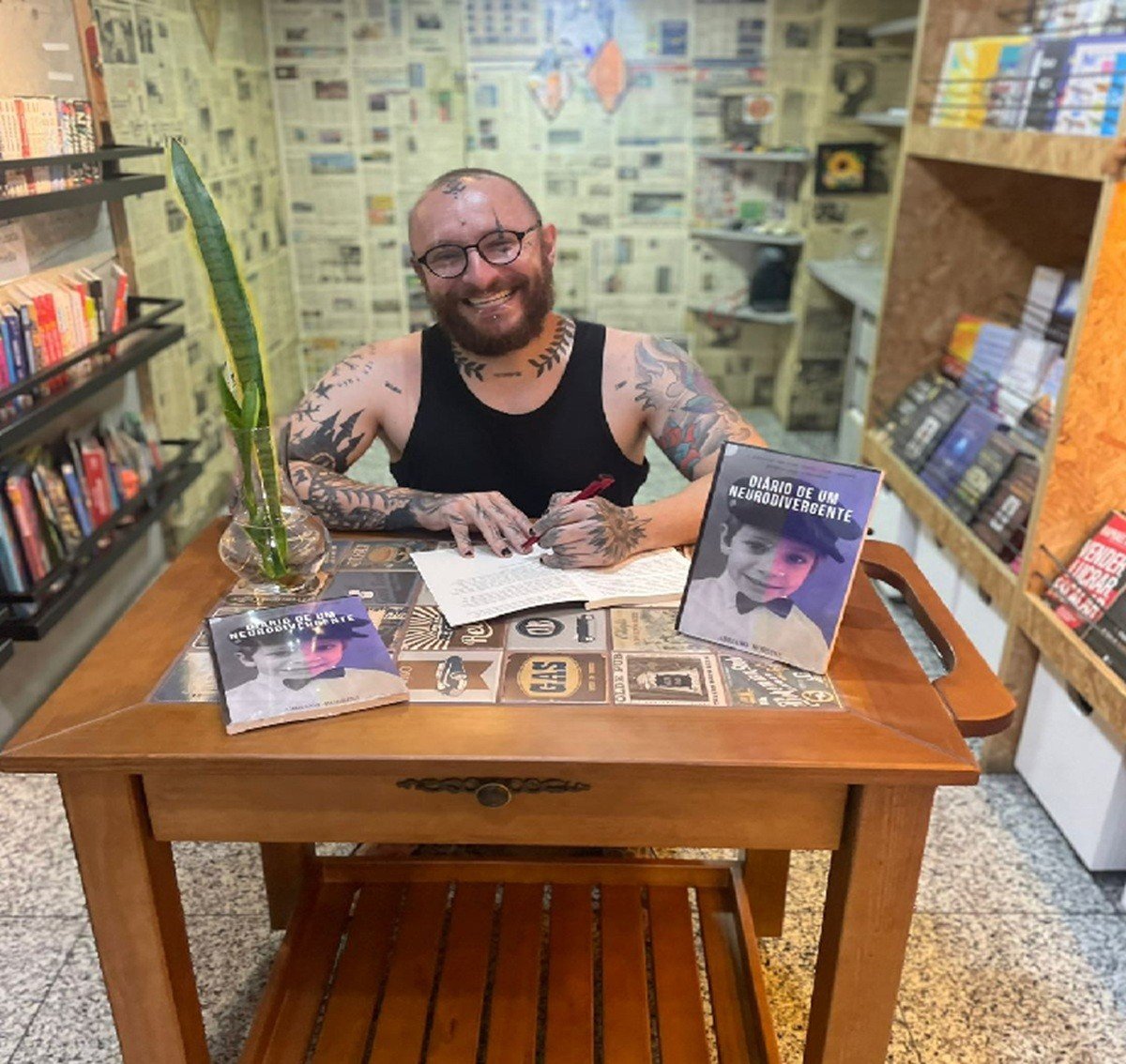 Escritor que vive na estrada em uma Kombi passa por Cabo Frio e doa livros a bibliotecas públicas